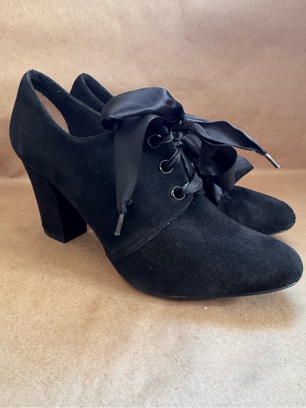 Ron White Catherine Black Leather Lace Up 3” Heels. Size 8/EU 38.5